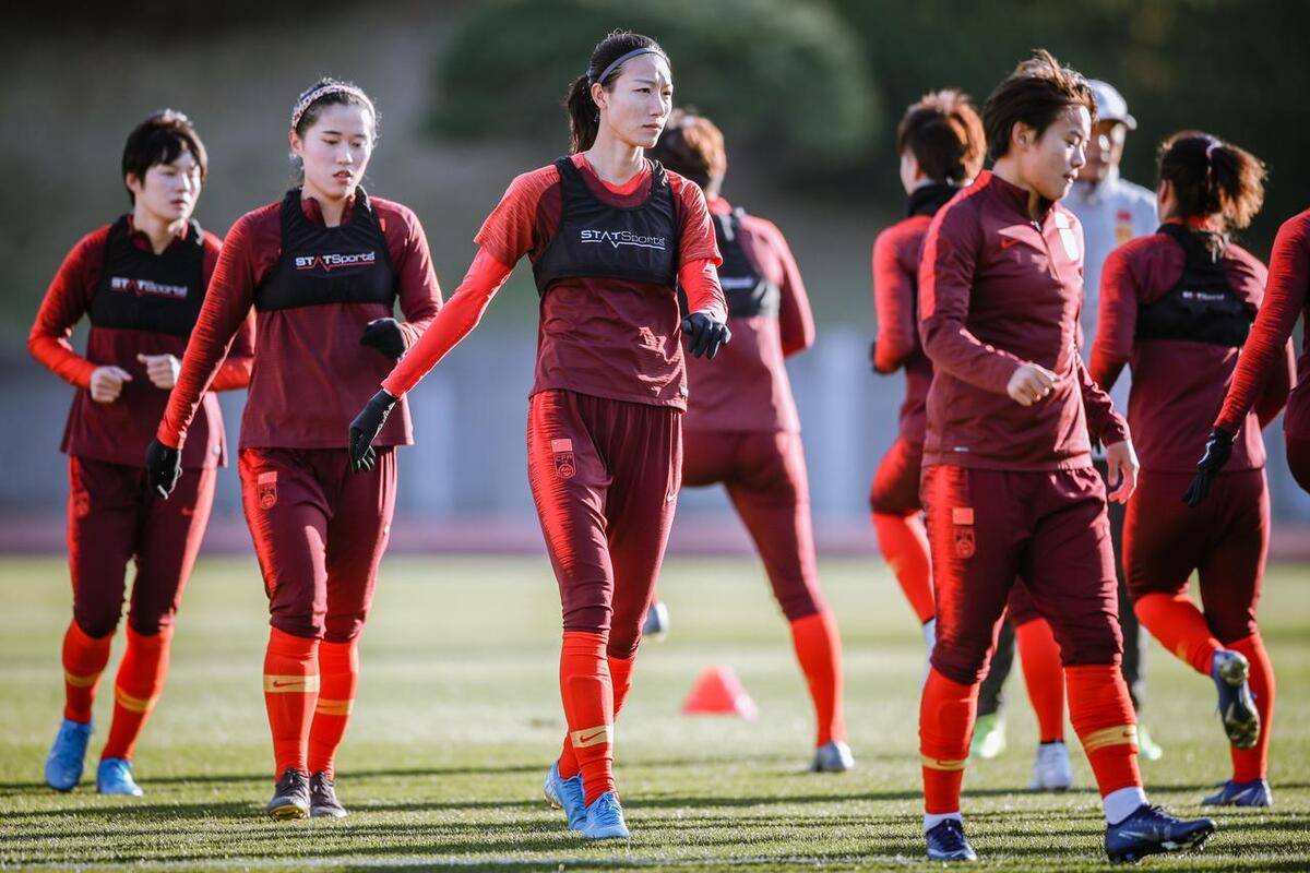 女足比赛激烈对抗，选手斗志昂扬